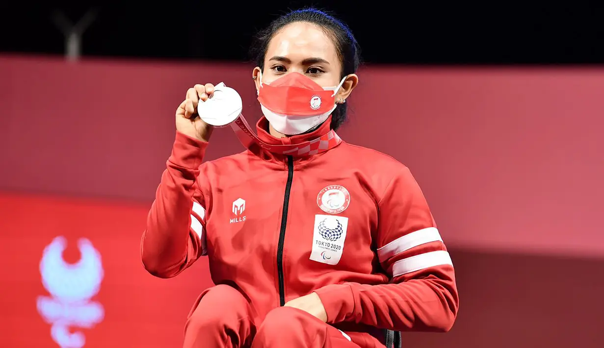 Atlet angkat berat putri Indonesia, Ni Nengah Widiasih berhasil meraih medali pertama bagi Kontingen Indonesia dalam ajang Paralimpiade Tokyo 2020 di Tokyo International Forum, Kamis (26/8/2021). Atlet asal Bali ini sukses meraih medali perak di kelas 41 kg putri. (Foto: Dok. NPC Indonesia)