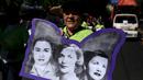Seorang wanita memegang sebuat poster saat berpartisipasi dalam acara peringatan Hari Internasional untuk Penghapusan Kekerasan terhadap Perempuan di San Salvador, El Salvador, Rabu (25/11). (REUTERS/ Jose Cabezas)