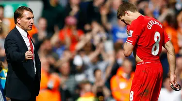 Kapten Liverpool, Steven Gerrard (kanan) tidak bisa menyembunyikan kekecewaannya usai dikalahkan Chelsea 0-2 di stadion Anfield, Liverpool, (27/4/2014). (REUTERS/Darren Staples)