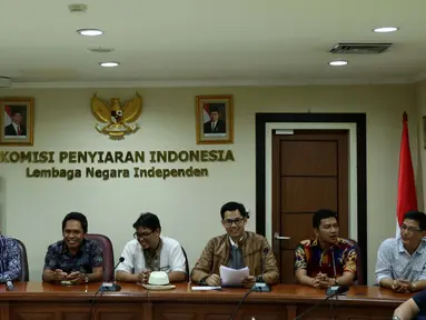 Ketua Komisi Penyiaran Indonesia (KPI), Yuliandre Darwis (ketiga kanan) mengikuti penyerahan Izin Penyelenggaraan Penyiaran (IPP) kepada 10 stasiun televisi swasta secara nasional di kantor KPI, Jakarta, Jumat (14/10). (Liputan6.com/Gempur M Surya)
