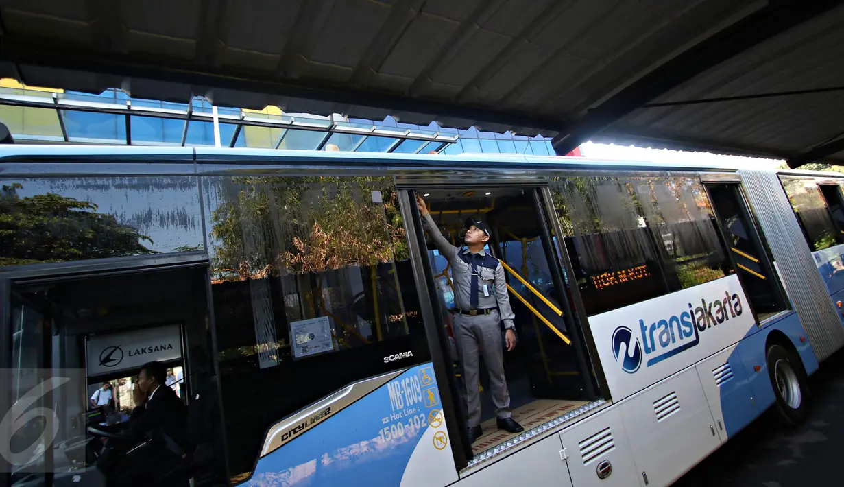 Petugas melakukan pengecekan pada bus Transjakarta baru saat peluncuran di Jakarta, Senin (18/4). Transjakarta resmi meluncurkan 600 unit bus single dan 51 bus gandeng baru yang akan menyebar di 17 rute. (Liputan6.com/Immanuel Antonius)
