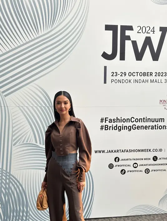 Cutout blazer dengan puffy sleeve cokelat dipadukan dengan high waist pants. Outfit ini bikin Raline terlihat jenjang [@ralineshah]