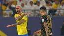Ekspresi kekecewaan pemain Al Nassr, Marcelo Brozovic (kiri), saat melawan Al Taawon dalam laga pekan ke-2 Liga Arab Saudi 2023/2024 yang berlangsung di KSU Football Stadium, Sabtu (19/8/2023) dini hari WIB. (AFP/Fayez Nureldine)