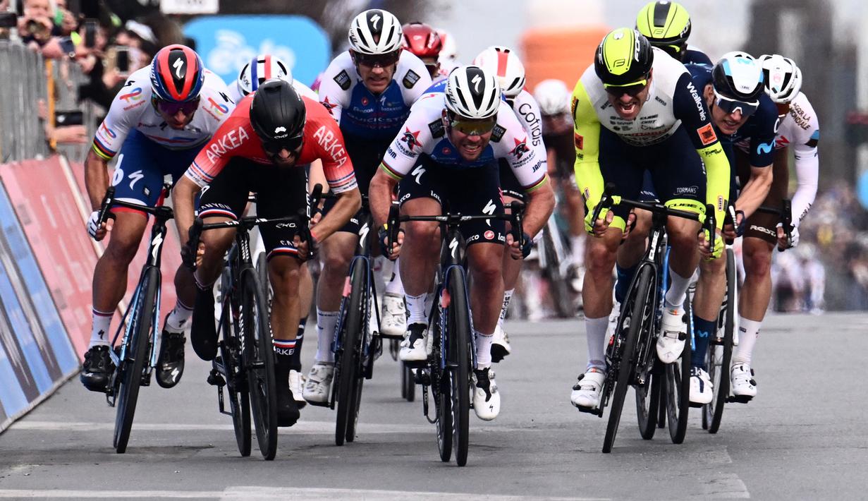 Sprinter yang acap dijuluki Manx Missile tersebut mencatatkan dirinya sebagai pebalap tertua sekaligus orang Inggris pertama yang berhasil menyabet juara di ajang tersebut. (AFP/Marco Bertorello)