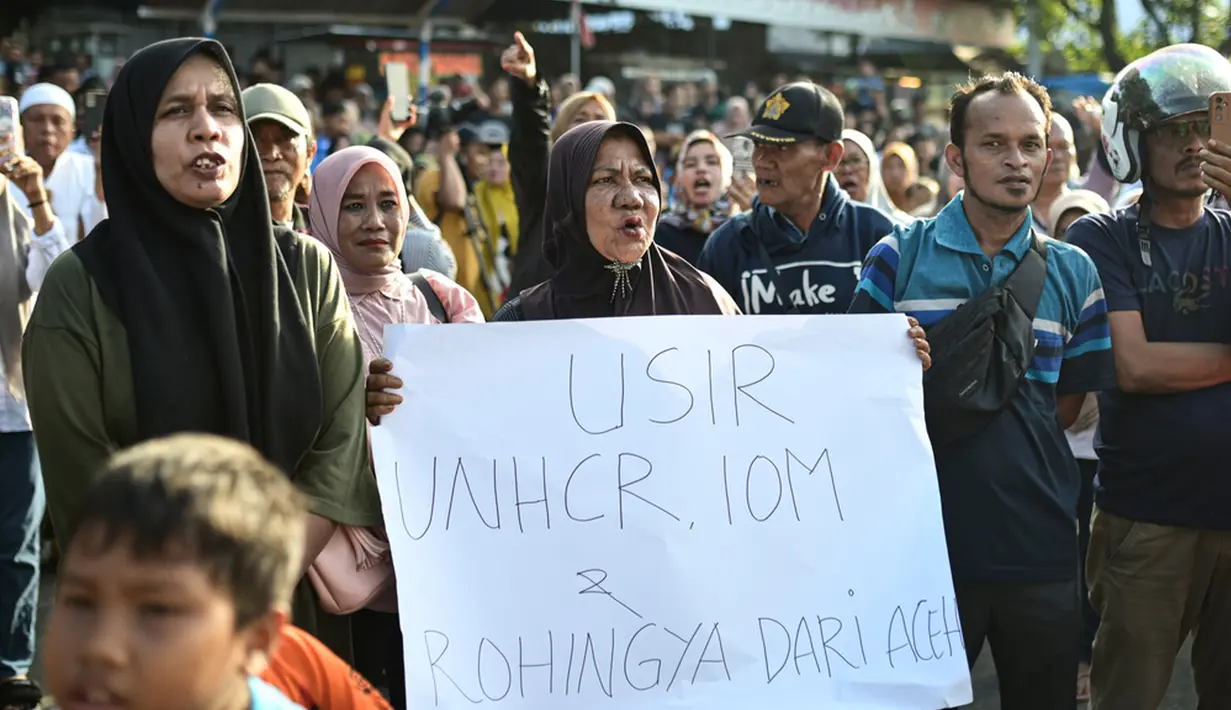 Lebih dari 1.500 warga Rohingya yang melarikan diri dari serangan kekerasan di Myanmar dan meninggalkan kamp di Bangladesh telah tiba di Aceh sejak bulan November. (AP Photo/Reza Saifullah)