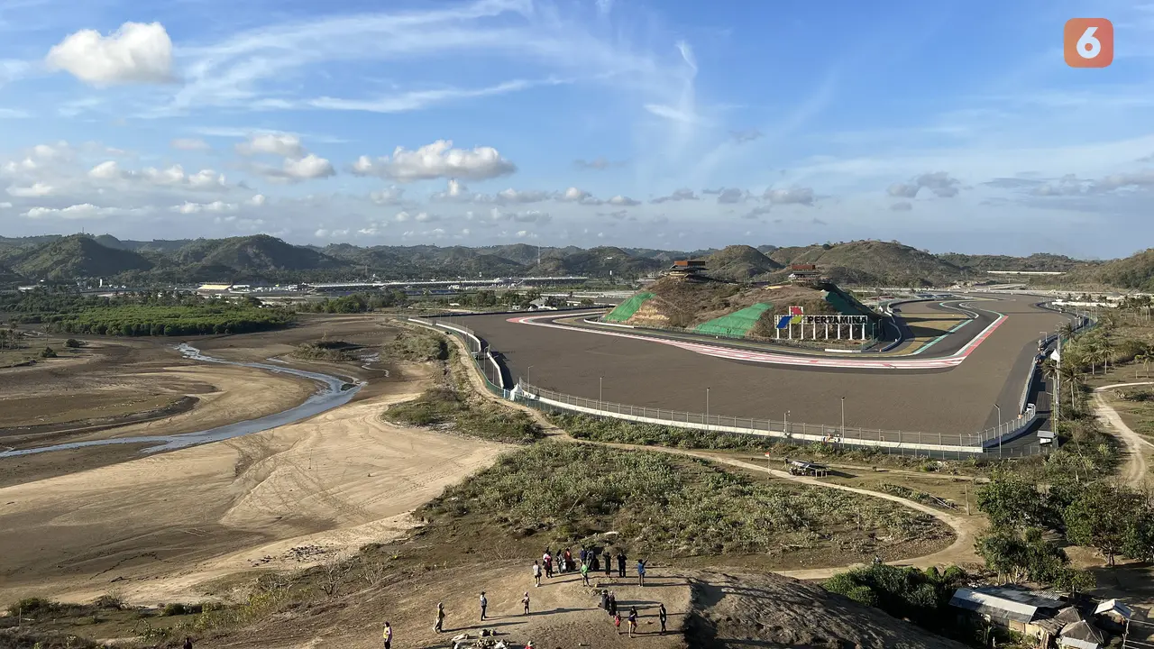 Foto: Menikmati Keindahan Sirkuit Mandalika yang Berpadu dengan Pantai Pesisir Selatan Pulau Lombok dari Atas Bukit Seger