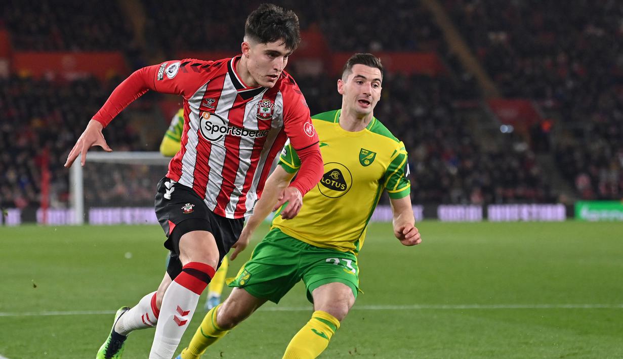 Tino Livramento. Bek kanan Inggris berusia 19 tahun yang baru semusim memperkuat Southampton sejak didatangkan dari tim U-23 Chelsea pada awal musim 2021/2022 dengan nilai transfer 5,9 juta euro ini mampu menjadi andalan di lini belakang The Saints. Musim 2021/2022 ia total tampil dalam 31 laga di semua ajang dengan torehan 1 gol dan 2 assist. Saat ini ia tengah menjalani pemulihan usai cedera ligamen parah sejak 24 April 2022 saat menghadapi Brighton di pekan ke-34 Liga Inggris. (AFP/Glyn Kirk)