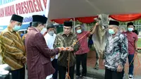 Menteri Agama Fachrul Razi menyerahkan sapi kurban sumbangan Presiden Joko Widodo ke Masjid Istiqlal, Kamis (30/7/2020). (Foto: Biro Pers Sekretariat Presiden)