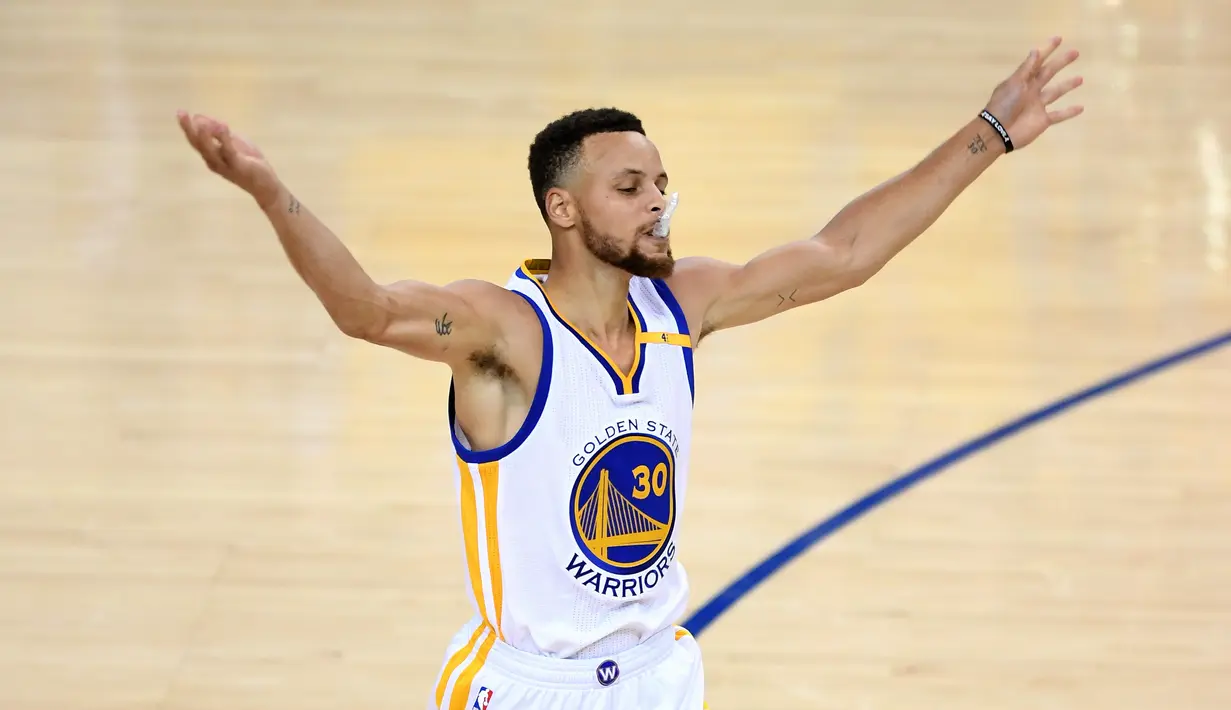 Pemain Golden State Warriors, Stephen Curry melakukan selebrasi usai mencetak angka di pertandingan gim kelima Final NBA 2017 di Oakland, California (12/6). Warriors berhasil merebut gelar juara NBA 2017. (Thearon W. Henderson/Getty Images/AFP)
