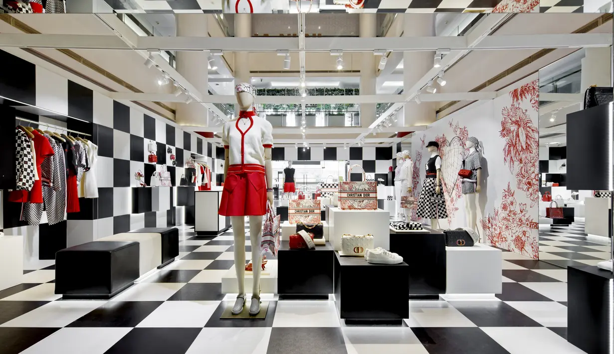 Aksen hati juga hadir dalam siluet kerah atasan knit yang memikat perhatian mata. (Foto: dok DIOR -Fernando Gomulya)