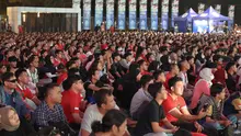 Suporter Garuda memadati tempat nonton bareng pertandingan Timnas Indonesia vs China di Kompleks Stadion Utama Gelora Bung Karno (SUGBK), Senayan, Jakarta, Selasa (15/10/2024) malam WIB. (Bola.com/Abdul Aziz)