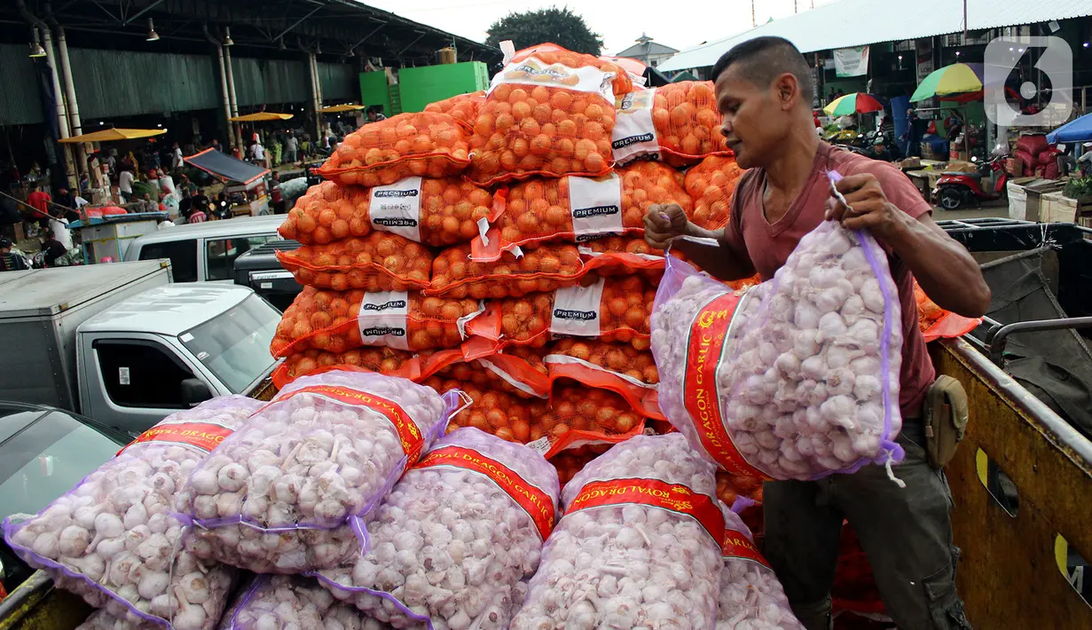 Pekerja menurunkan karung berisi bawang putih di Pasar Induk Kramatjati, Jakarta Timur, Rabu (5/2/2020). Kelangkaan pasokan bawang putih di dalam negeri diduga imbas dari penghentian impor produk dari China terkait pencegahan penyebaran virus Corona. (merdeka.com/magang/ Muhammad Fayyadh)