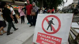 Sejumlah Wisatawan memadati kawasan pendestrian Jalan Malioboro,Yogyakarta, Sabtu (9/7). Libur lebaran, Jalan malioboro di dominasi wisatawan dari luar kota. (Liputan6.com/Boy Harjanto)