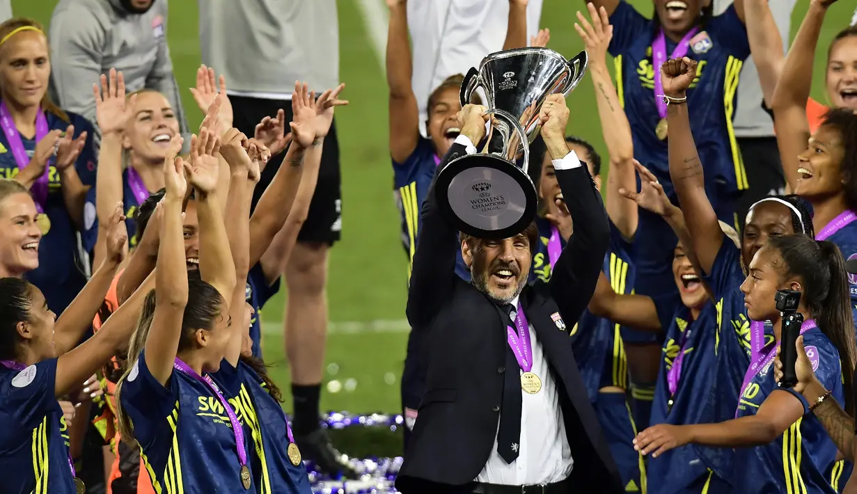 Pelatih Lyon Jean Luc Vasseur mengangkat trofi juara usai mengalahkan Wolfsburg pada final Liga Champions Wanita di Stadion Anoeta, San Sebastian, Spanyol, Minggu (30/8/2020). Lyon meraih gelar juara Liga Champions Wanita usai mengalahkan Wolfsburg 3-1. (AP PhotoAlvaro Barrientos, Pool)