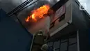 Petugas pemadam kebakaran berusaha memadamkan api yang membakar Ruko Dealer Motor Honda Cakung di Jalan Raya Bekasi KM 23, Jakarta Timur, Jumat (9/12/2022). Saat kebakaran terjadi, ruko berisi lebih dari 20 sepeda motor siap kirim dan sejumlah sparepart. (merdeka.com/Imam Buhori)