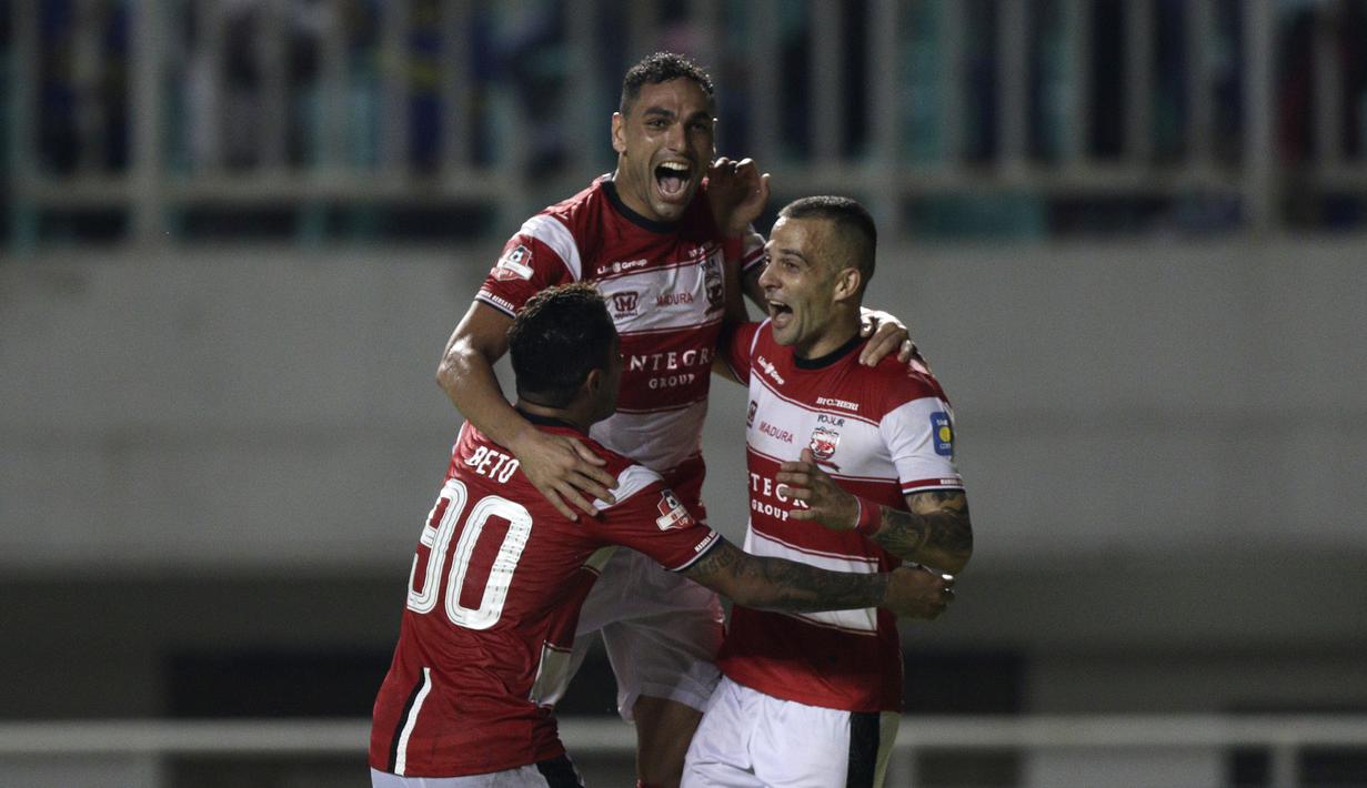 Bek Madura United, Jaimerson Silva, merayakan gol yang dicetaknya ke gawang PS Tira Persikabo laga Shopee Liga 1 di Stadion Pakansari, Bogor (12/7). Tira bermain imbang 2-2 atas Madura. (Bola.com/Yoppy Renato)