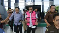 Kejati Sulselbar resmi menahan Bupati Takalar, Burhanuddin Baharuddin, tersangka kasus korupsi penjualan lahan transmigrasi. (Liputan6.com/Eka Hakim)
