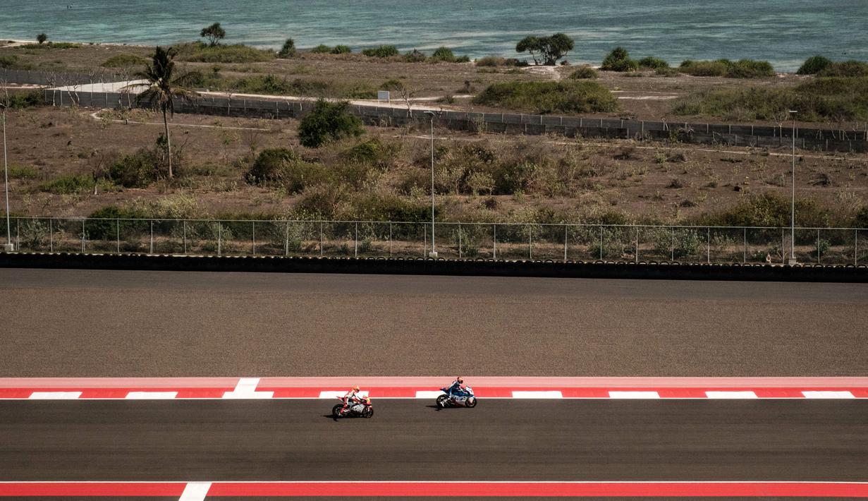 Sejumlah pembalap Moto2 sedang menjajal Sirkuit Mandalika, Lombok, Nusa Tenggara Barat saat sesi latihan bebas MotoGP Indonesia 2023 pada Jumat (13/10/2023). (AFP/Yasuyoshi Chiba)