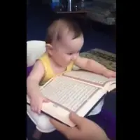 Entah kenapa bayi ini menangis jika Alquran ditutup dan langsung ngambek saat kitab suci umat Islam itu diganti, amazing