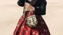 Baru-baru ini Isyana Sarasvati tengah menyukai grup idol, BTS. Saat mengenakan hanbok dengan warna yang lebih bold, atas hitam dengan detail bunga dan rok merah membuatnya seperti perempuan Korea. @isyanasarasvati