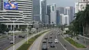 Kendaraan melintasi Jalan Jenderal Sudirman, Jakarta, Senin (23/11/2020). Aturan sistem ganjil genap belum diberlakukan di tengah perpanjangan penerapan pembatasan sosial berskala besar (PSBB) transisi hingga dua minggu ke depan di Ibu Kota. (Liputan6.com/Immanuel Antonius)
