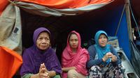Idawati (43) bersama warga desa Tapuwatu, Kecamatan Asera, Konawe Utara di tenda pengungsian.(Liputan6.com/Ahmad Akbar Fua)