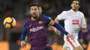 Aksi yang mega bintang, Lionel Messi pada laga lanjutan La Liga yang berlangsung di stadion Camp Nou,  Senin (14/1). Barcelona menang 1-0 atas Eibar (AFP/Lluis Gene)