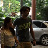 Gaya busana adalah bagian penting dalam hidup selebriti. Tak heran jika Reza Rahadian punya fashion stylist khusus yang membantunya selalu tampil trendi baik dalam acara formal maupun santai.