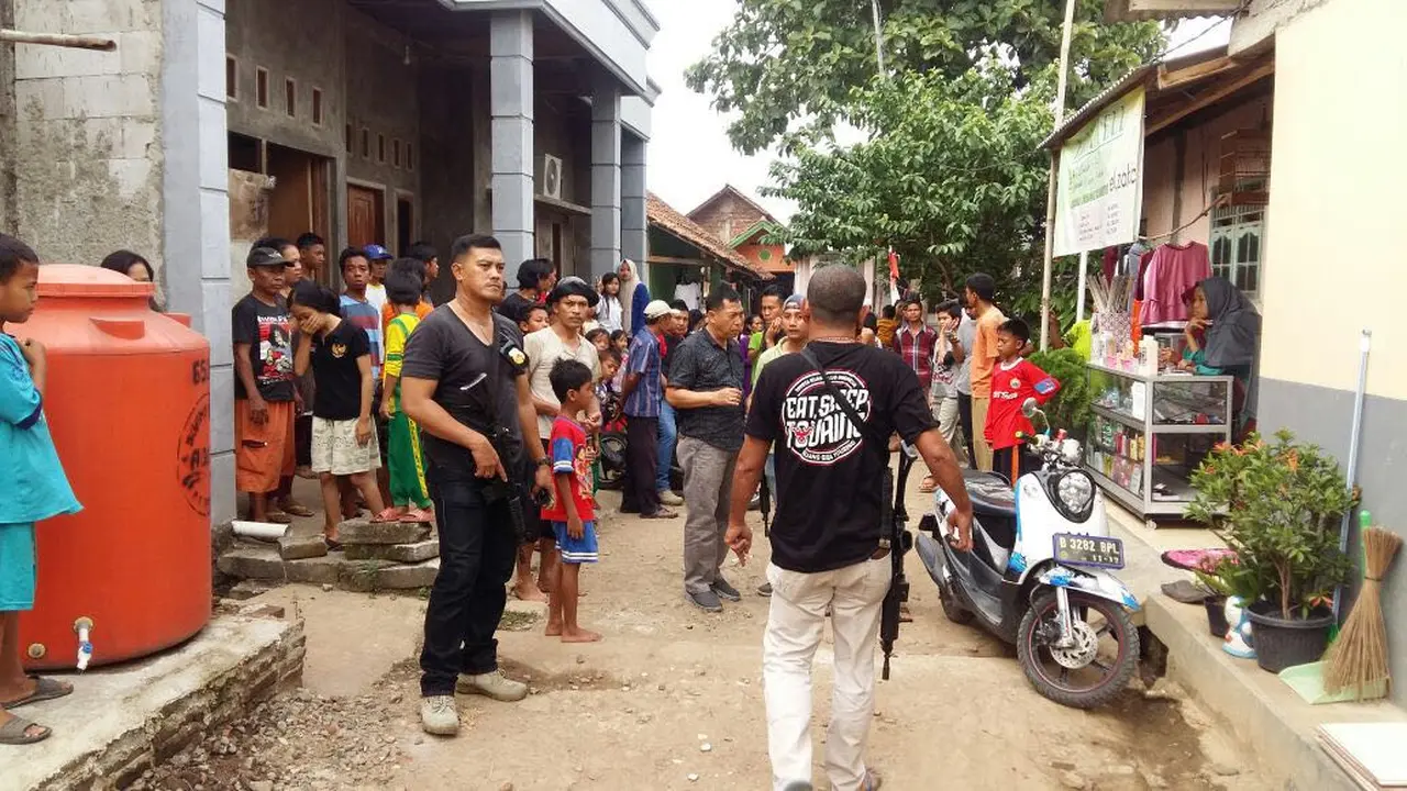 Polisi memeriksa kontrakan yang diduga penampungan tindak pidana perdagangan orang (Liputan6.com/Pramita)