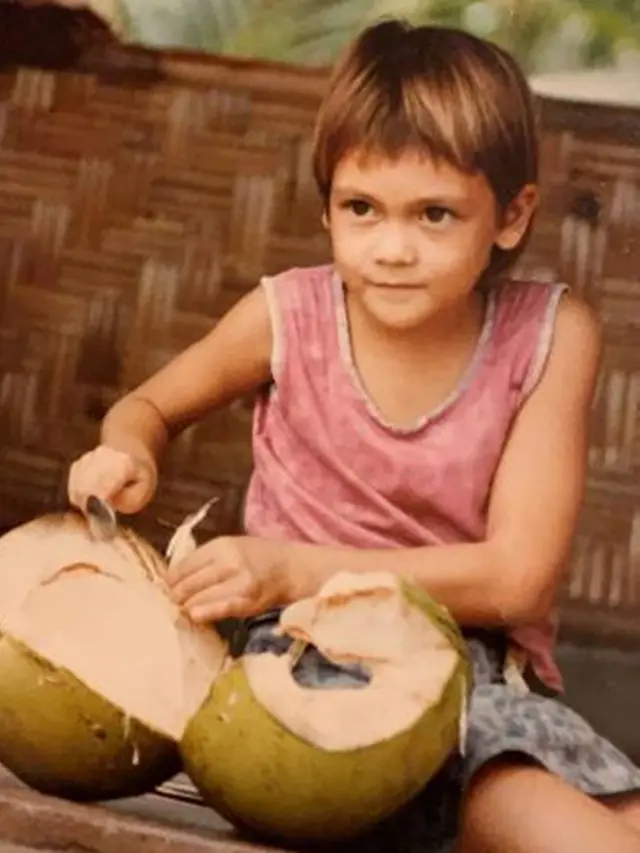 6 Potret Masa Kecil Luna Maya, Bule Banget