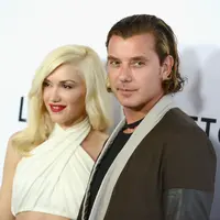 Gavin Rossdale tertangkap kamera tengah berada di pom bensinn. Namun ada yang aneh di jari manis tangan kirinya. (JASON KEMPIN / GETTY IMAGES NORTH AMERICA / AFP)