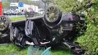 Porsche Macan Terguling Setelah Menyeruduk Audi