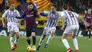 Gelandang Barcelona, Lionel Messi, berusaha melewati kepungan pemain Valladolid pada laga La Liga di Stadion Camp Nou, Barcelona, Sabtu (16/2). Barcelona menang 1-0 atas Valladolid. (AFP/Pau Barrena)