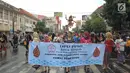 Sejumlah wanita saat meramaikan Karnaval Seni Budaya Lintas Agama di kawasan Jalan Pemuda  Semarang, Minggu (25/3). Acara ini juga diikuti komunitas budaya lainnya hingga berjumlah 25  atraksi dari berbagai daerah di Jawa Tengah. (Liputan6.com/Gholib)