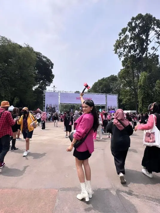 Audi Marissa tampil stylish  mengenakan kemeja fuschia dipadu mini skirt hitam dan sepatu boots putih. @audimarissa.