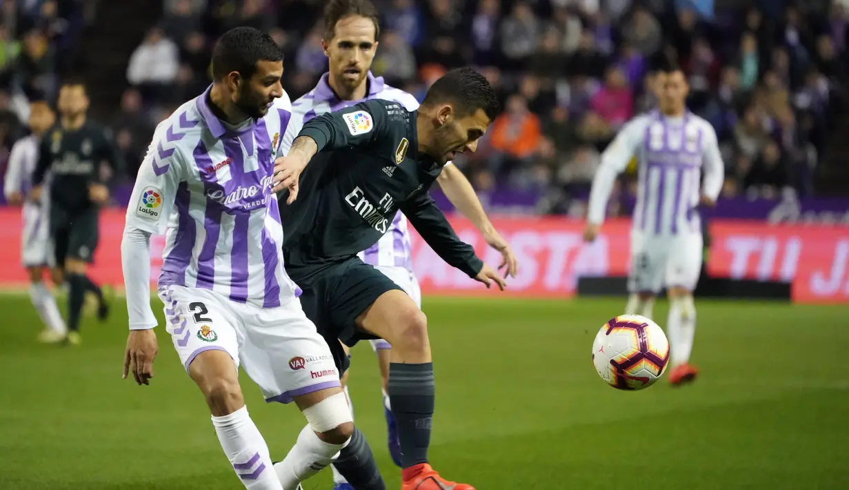 Aksi gelandang Real Madrid, Daniel Ceballos pada laga lanjutan La Liga yang berlangsung di Stadion Nuevo Jose Zorrilla, Valladolid, Senin (11/3). Real Madrid menang 4-1 atas Valladolid. (AFP/Cesar Manso)