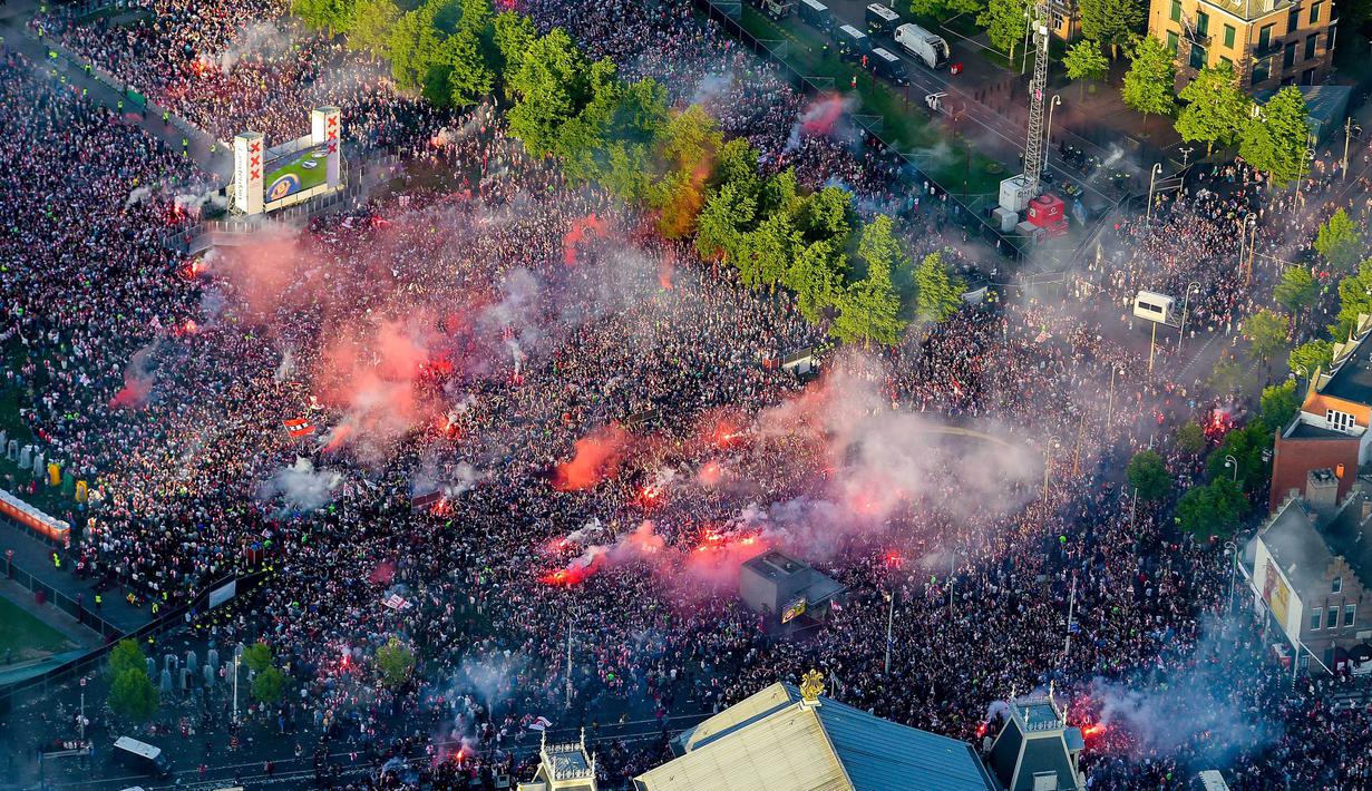 Suasana Suporter Ajax Amsterdam yang menyaksikan tim kesayanganya kalah dari Manchester United di Amsterdam, Belanda, (24/05/2017). Manchester menang 2-0. (EPA/Paul Raats)