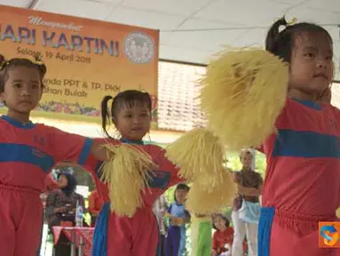 Citizen6, Surabaya: Dalam rangka memperingati hari Kartini, Paguyuban Bunda PPT dan TP.PKK menggelar lomba gebyar paud sekelurahan Bulak, Selasa pagi (19/4). Tampak anak-anak sedang menari. (Pengirim: Ahmad Husain)