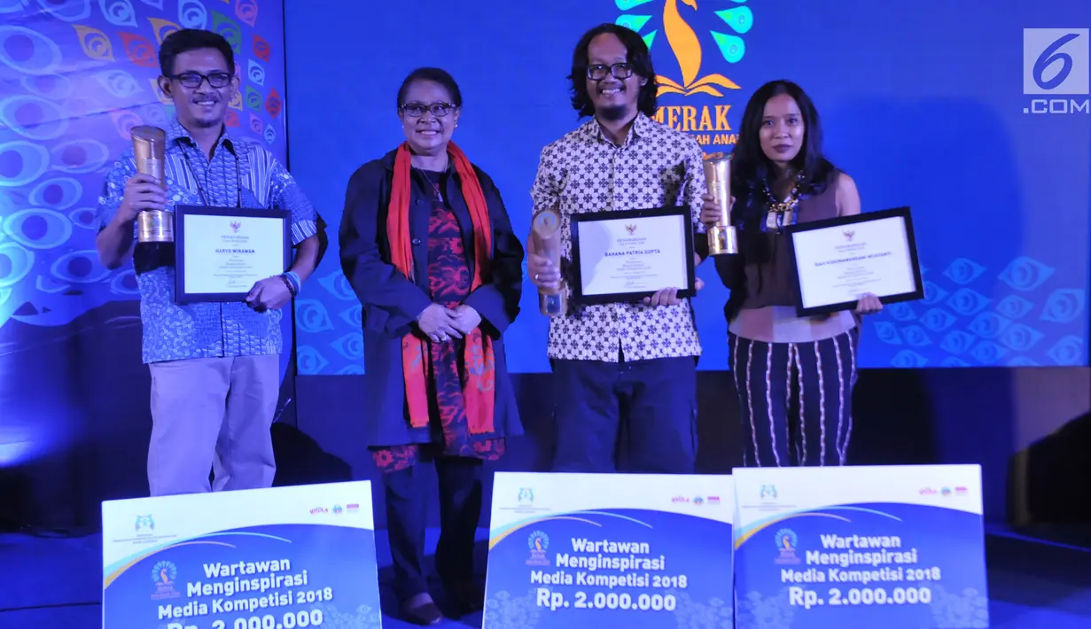 Menteri PPPA, Yohana Yembise foto bersama dengan Peraih Penghargaan Wartawan Menginspirasi dalam acara Malam Penganugerahan Piala Media Ramah Anak (Merak) 2018, berlangsung di Jakarta, Jumat (7/12). (Liputan6.com/Pool/Humas KPPPA)