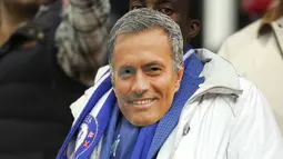 Suporter Chelsea menggunakan topeng pelatih Chelsea Jose Mourinho pada laga Liga Premier Inggris di Stadion Britania, Minggu (8/11/2015) dini hari WIB. Mourinho dilarang mendampingi timnya oleh Football Association ( FA ). ( Reuters/Ed Sykes)