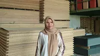 Gusmiwati, pengusaha toko bangunan nasabah BRI asal Lubuk Begalung, Sumatera Barat. Foto: Dok Pribadi