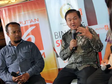 Pengurus Harian YLKI, Tulus Abadi (kiri) dan Sekjen Persi, Dr. Wasista Budiwaluyo saat menjadi pembicara dalam diskusi bincang senator 2015 "Nasib Pasien dan RS di Era BPJS" di Jakarta, Minggu (5/4/2015). (Liputan6.com/Helmi Afandi) 