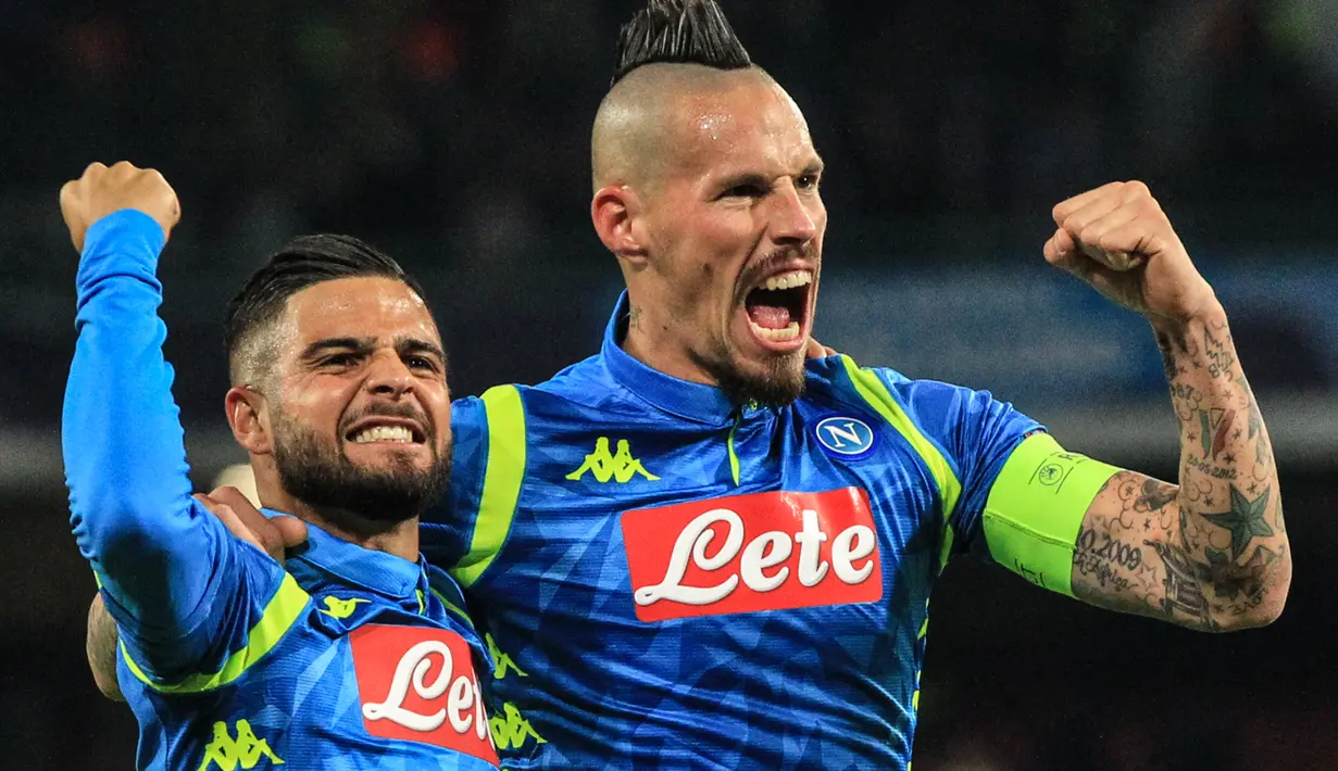 Ekspesi kemenangan dua pemain Napoli, Lorenzo Insigne dan Marek Hamsik pada laga lanjutan Liga Champions Grup C yang berlangsung di stadion San Paulo, kamis (29/11). Napoli menang 3-1 atas Red Star Belgrade. (AFP/Carlo Hermann)