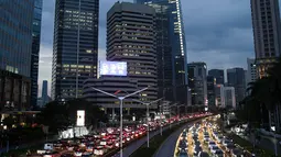 Kendaraan terjebak kemacetan di ruas jalan Jenderal Sudirman, Jakarta, Rabu (25/11/2020). Kemacetan jalanan Ibu Kota usai hujan mengguyur adalah pemandangan yang biasa. Namun di masa pembatasan sosial berskala besar (PSBB) transisi, pemandangan ini kembali muncul. (Liputan6.com/Faizal Fanani)