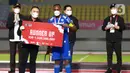 Perwakilan Persib Bandung, Victor Igbonefo, mendapatkan penghargaan tim peraih peringkat dua Piala Menpora 2021 di Stadion Manahan, Solo, Minggu (25/4/2021). (Bola.com/M Iqbal Ichsan)