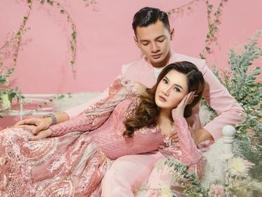 Tidak pernah terkena gosip miring, pasangan yang menikah pada 15 Agustus 2020 ini terlihat semakin mesra dalam setiap kesempatan. Keduanya kerap memamerkan kemesraan dan memakai baju senada. Dalam momen ini, Nella Kharisma dan Dory Harsa tampil serasi memakai outfit warna pink dalam sebuah pemotretan. (Liputan6.com/IG/@nellakharisma)