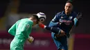 Penyerang Arsenal, Pierre-Emerick Aubameyang (kanan) berebut bola dengan kiper Burnley, Nick Pope dalam pertandingan lanjutan Liga Inggris. (Foto: AFP/Pool/Jon Super)