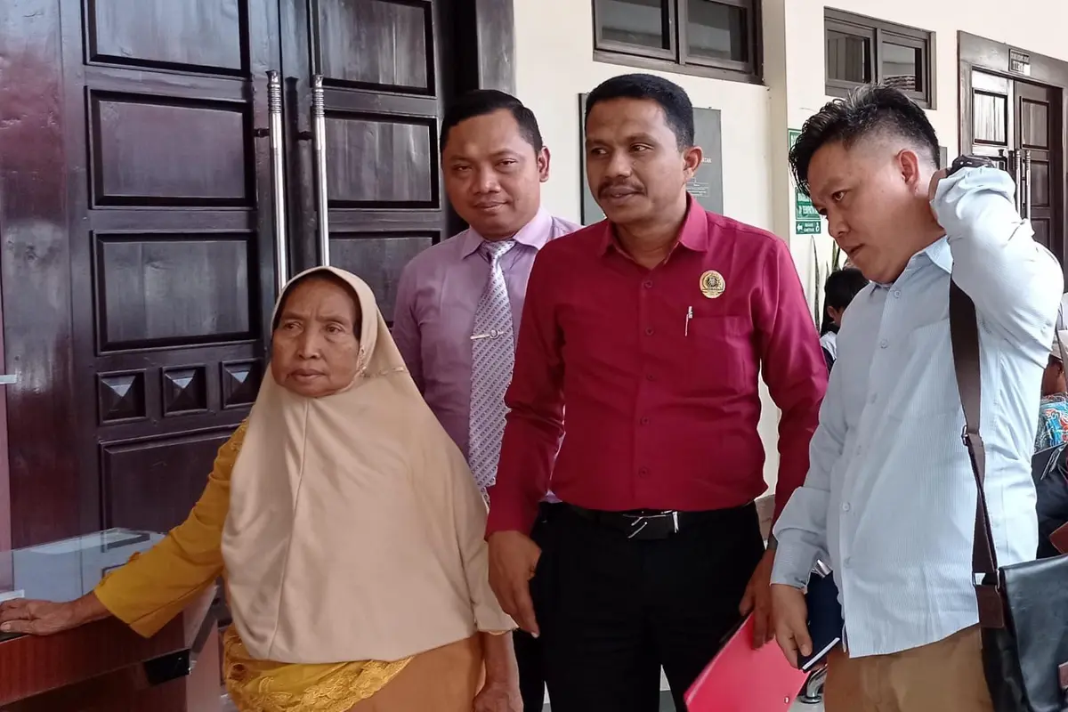 Minati saat menghadiri sidang perdana gugatan anaknya dengan didampingi kuasa hukumnya di Pengadilan Negeri Jember. (Istimewa)