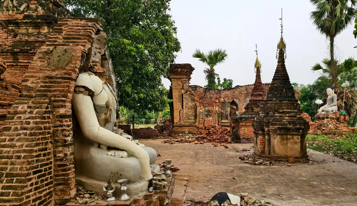 Salah satu pagoda Buddha yang rusak parah terletak di Inn Wa, sebuah wilayah di pinggiran Mandalay, Myanmar. (Foto oleh AFP)