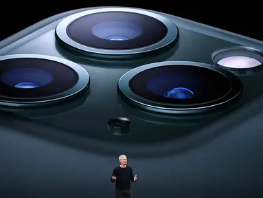 CEO Apple Tim Cook mengumumkan peluncuran iPhone 11 Pro di Steve Jobs Theatre, Cupertino, California, Amerika Serikat, Selasa (10/9/2019). Apple resmi merilis iPhone 11, iPhone 11 Pro, dan iPhone 11 Max Pro. (Justin Sullivan/Getty Images/AFP)